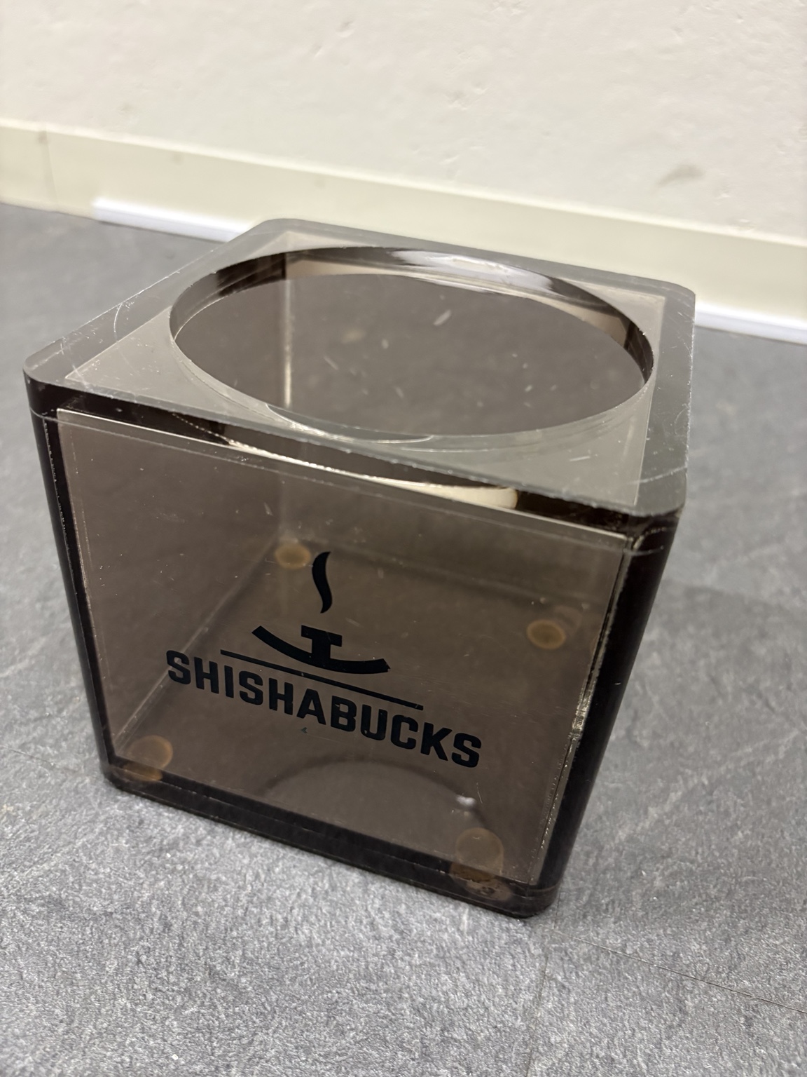 SHISHABUCKSロゴが入ったブラックのアクリルベース