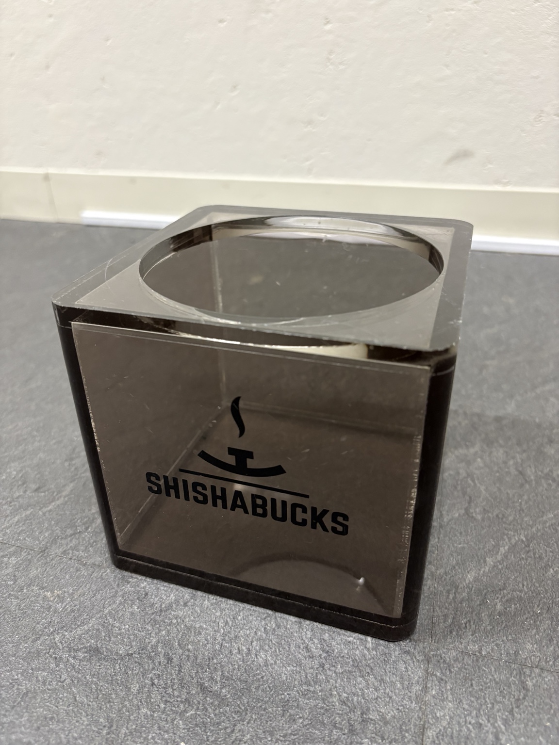 SHISHABUCKSロゴが入ったブラックのアクリルベース